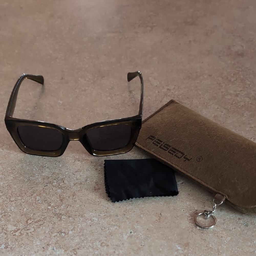 Green Sunglasses with Modern Design and Thick Frames